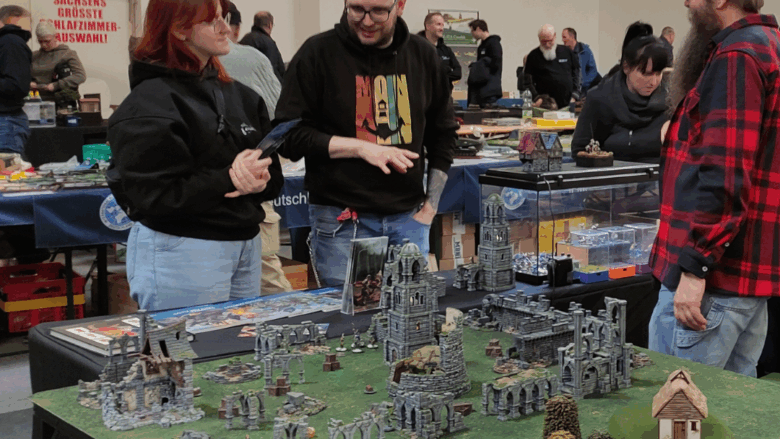 Ein Spieltisch auf der Plastikmodellschau 2025