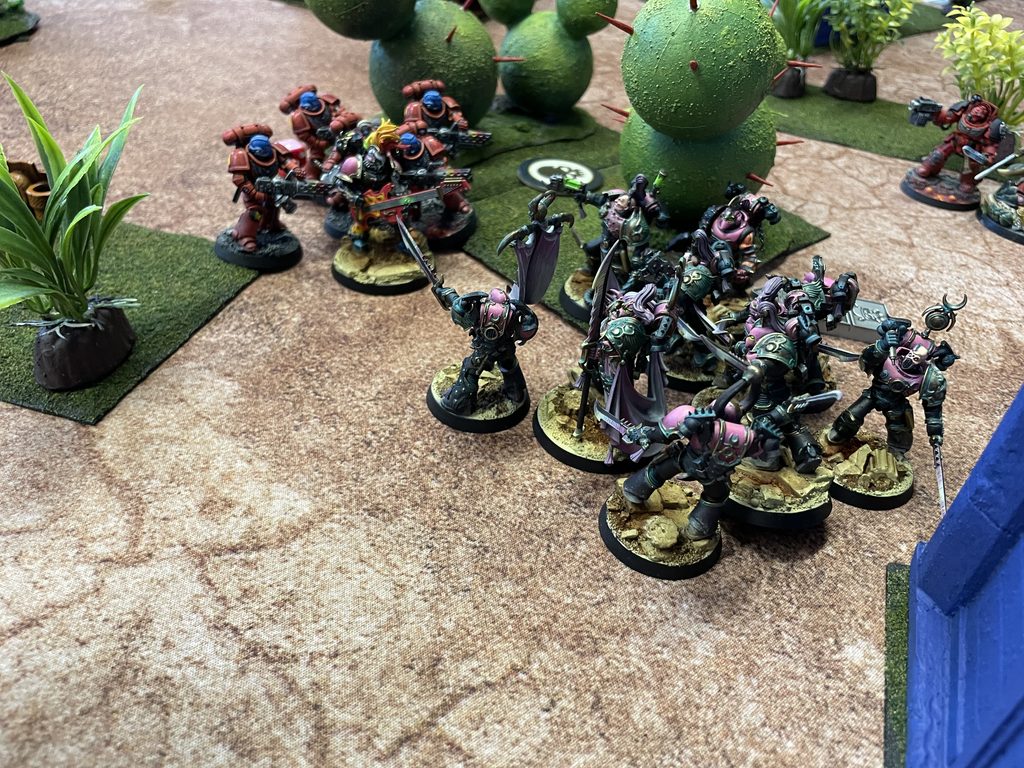 Nicht einmal der gesamte Beschuss reicht, um eine einzige Einheit der Emperors Children zu beseitigen. Die Blood Angels sind geschlagen.